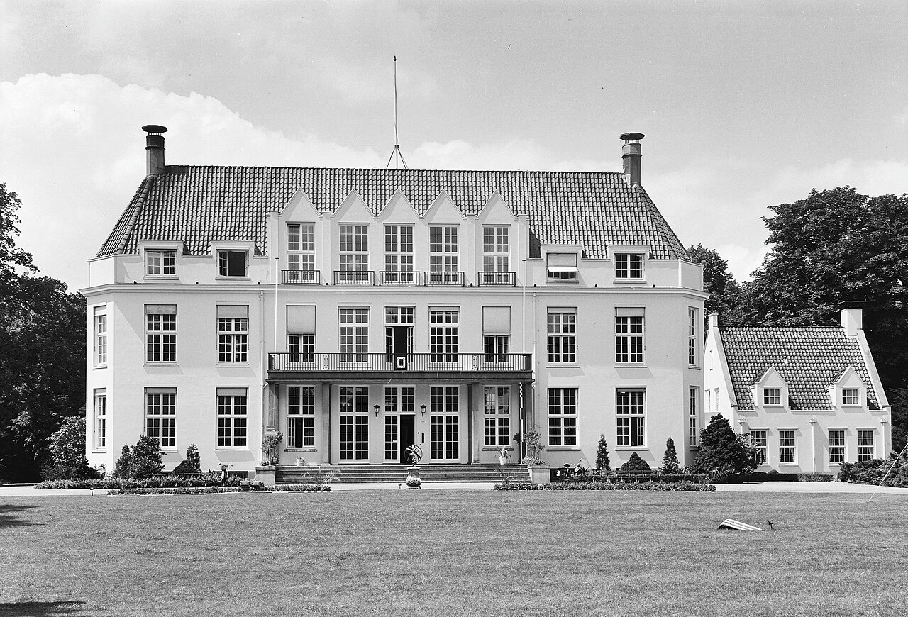 Voorgevel van buitenplaats Jagtlust (gemeentehuis De Bilt) aan de Soestdijkseweg Zuid, direct grenzend aan het villapark Overbosch bij de Parklaan (1968)