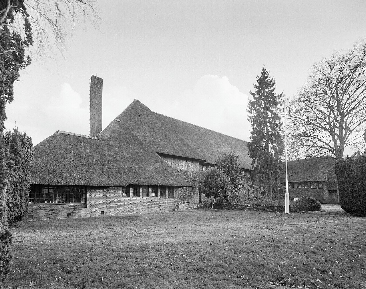 De rietgedekte Oranje Nassauschool (voorheen Van Everdingenschool uit 1930-1932 van gemeentearchitect P.J. Vermaak) in villapark Overbosch bij de Parklaan (februari 2000)