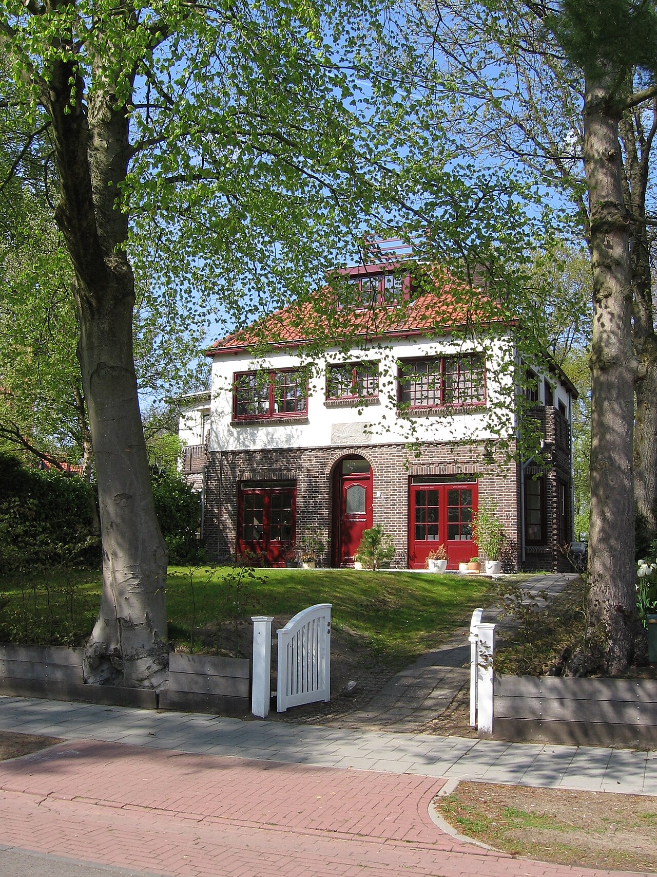Huize De Blauwvoet op Parklaan 88 in Bilthoven, gebouwd in 1920 met observatieplateau op het dak voor sterrenkundige prof. dr. Marcel Minnaert (mei 2021)