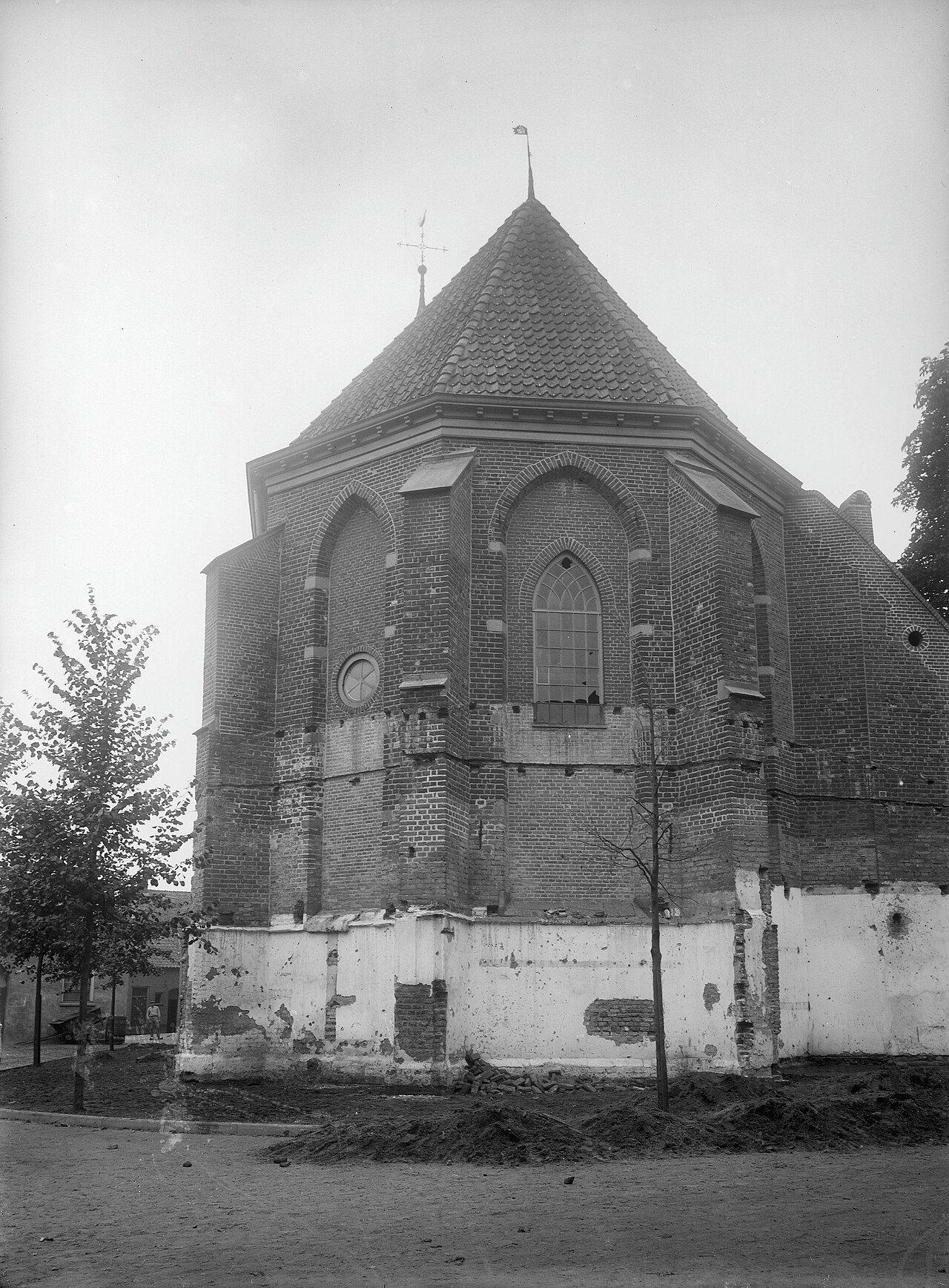 Gezicht op de Nederlands Hervormde Joriskerk in de historische kern van Borculo (1911)