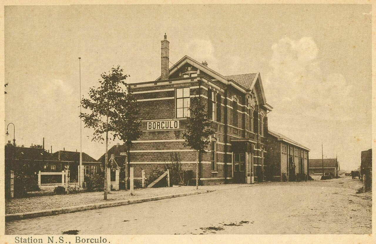 Het station van Borculo, waar de stoomtramlijn Deventer-Lochem-Borculo langs de Lochemseweg van 1885 tot 1944 op aansloot (circa 1930)