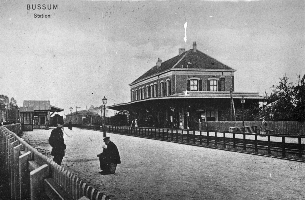 Het H.S.M.-station Naarden-Bussum rond 1905, in de jaren waarin kort na de grenswijziging van 1902 de eerste woningen aan de toenmalige 2e Achtermeulenlaan verrezen