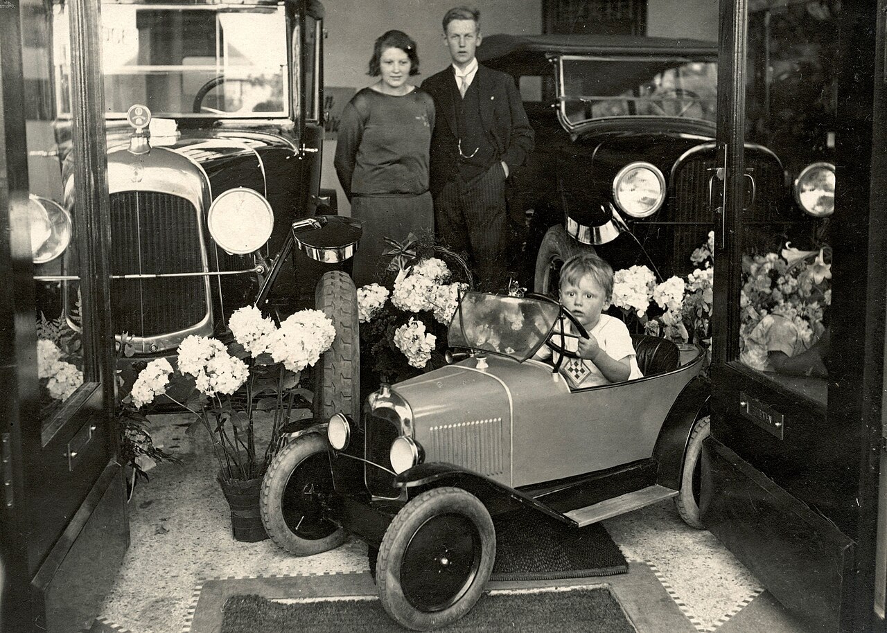 De showroom van automobielen-, motoren- en rijwielenzaak C. Scheringa aan de aangrenzende Huizerweg in Bussum tijdens het interbellum (1925)