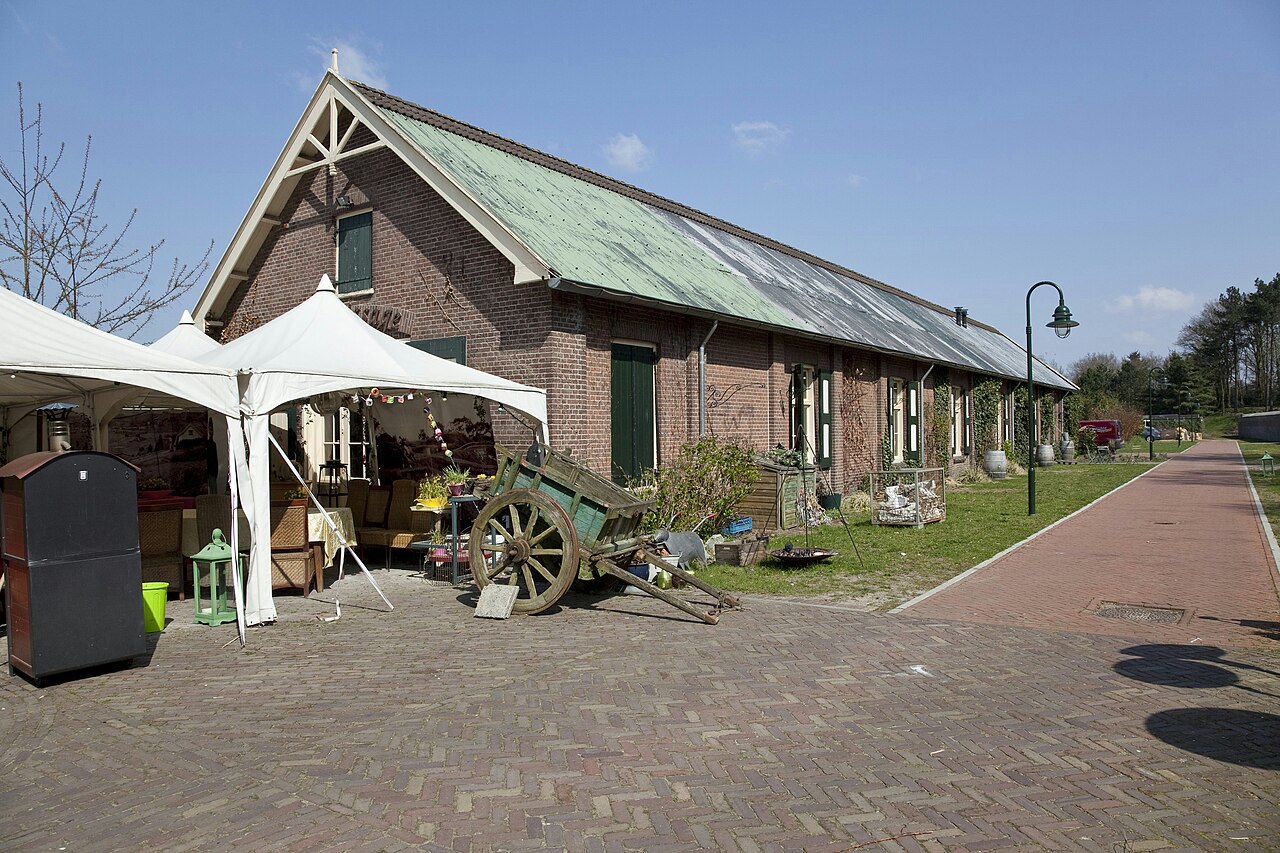 Fort Werk IV (1868-1870) bij de Batterijlaan in Bussum, waarvan de Verboden Kringen tot het begin van de twintigste eeuw de bebouwing rond de Meulenwiekelaan bepaalden (april 2010)