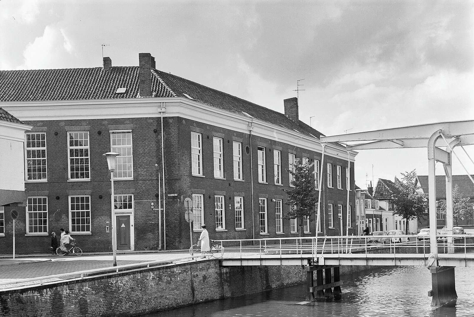 Voor- en zijgevel van de Vloeddijkkazerne, augustus 1967.