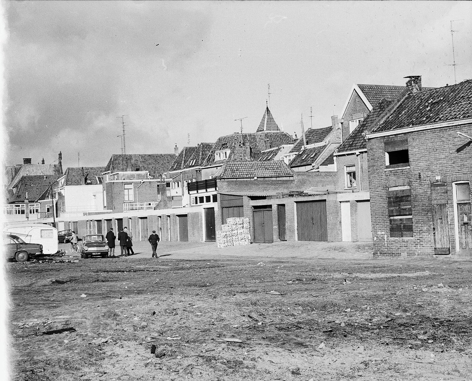 De achterzijde van de Vloeddijk, gezien vanaf het Bregittenplein en de Bregittenstraat, maart 1971.