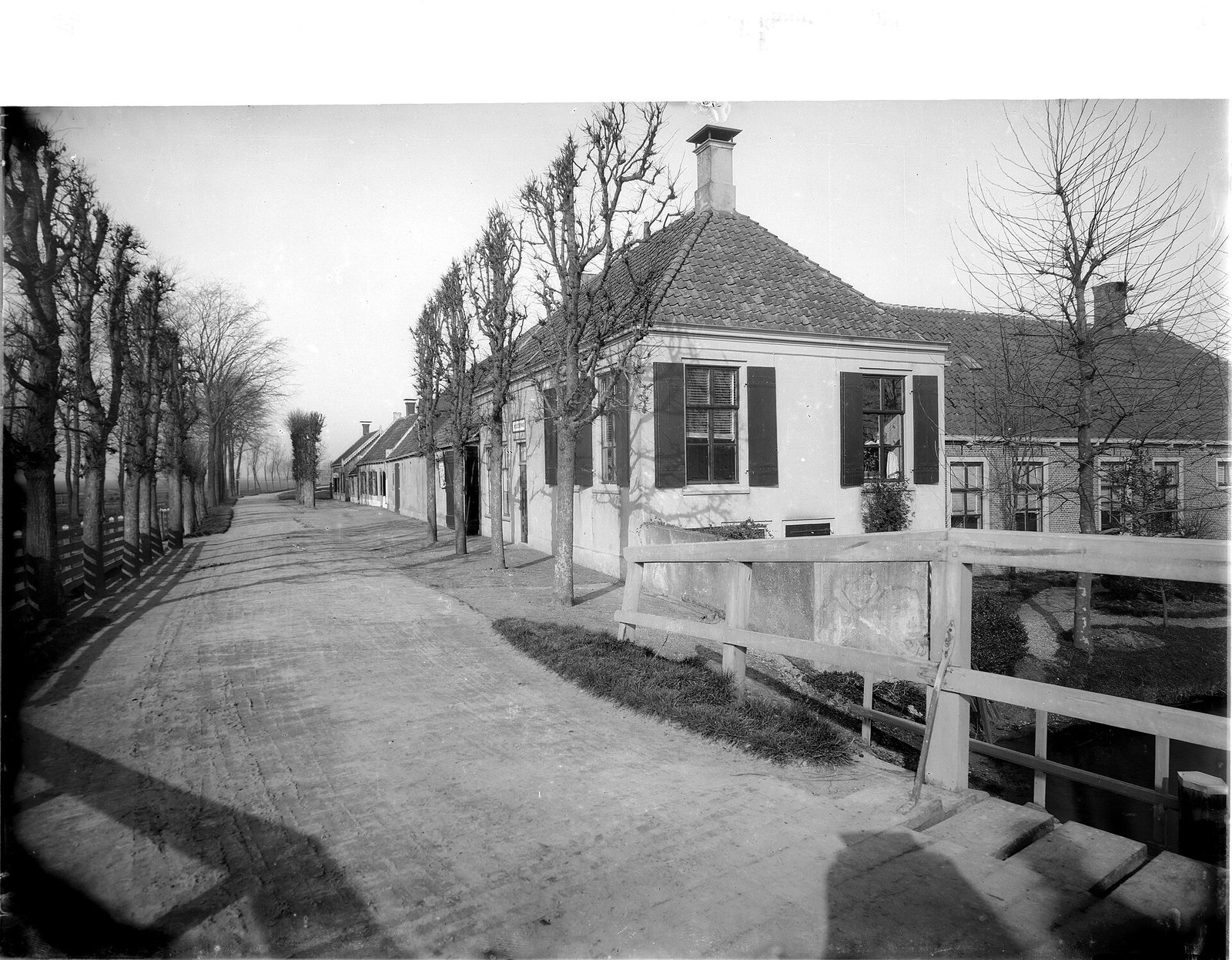 De Hoge Rijndijk bij herberg Ik Leer Nog, ongeveer ter hoogte van het huidige nummer 179, gezien naar het westen vanaf de brug over de Weipoortse Vliet, circa 1890.