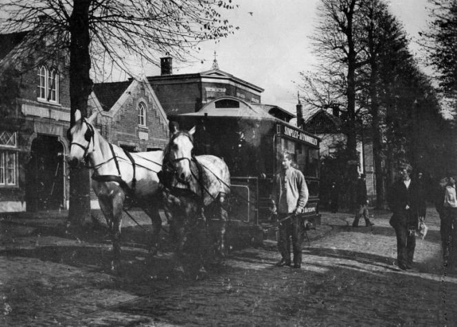 Paardentram van de Leidsche Tramway bij de remise uit 1881 aan de Hoge Rijndijk, oktober 1899.