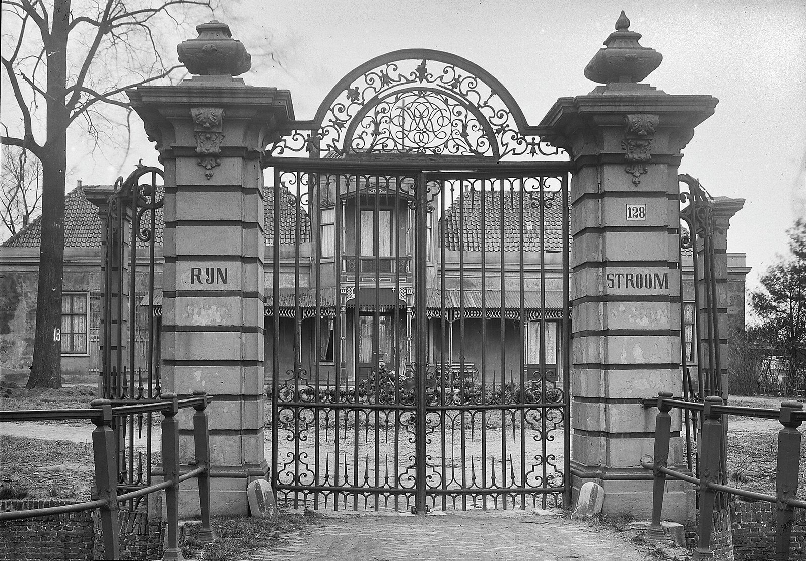 Het siersmeedijzeren toegangshek afkomstig van buitenplaats Rijnstroom, februari 1911.