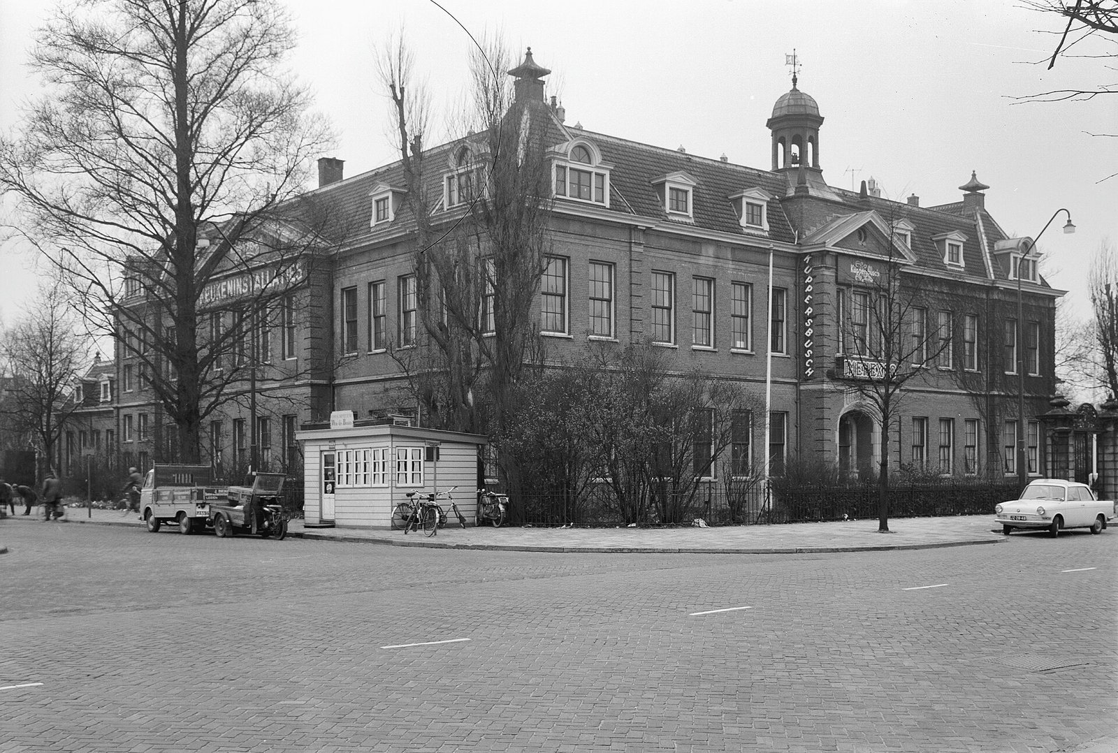 Het voormalige Koninklijk Militair Invalidenhuis aan de Hoge Rijndijk, maart 1964.