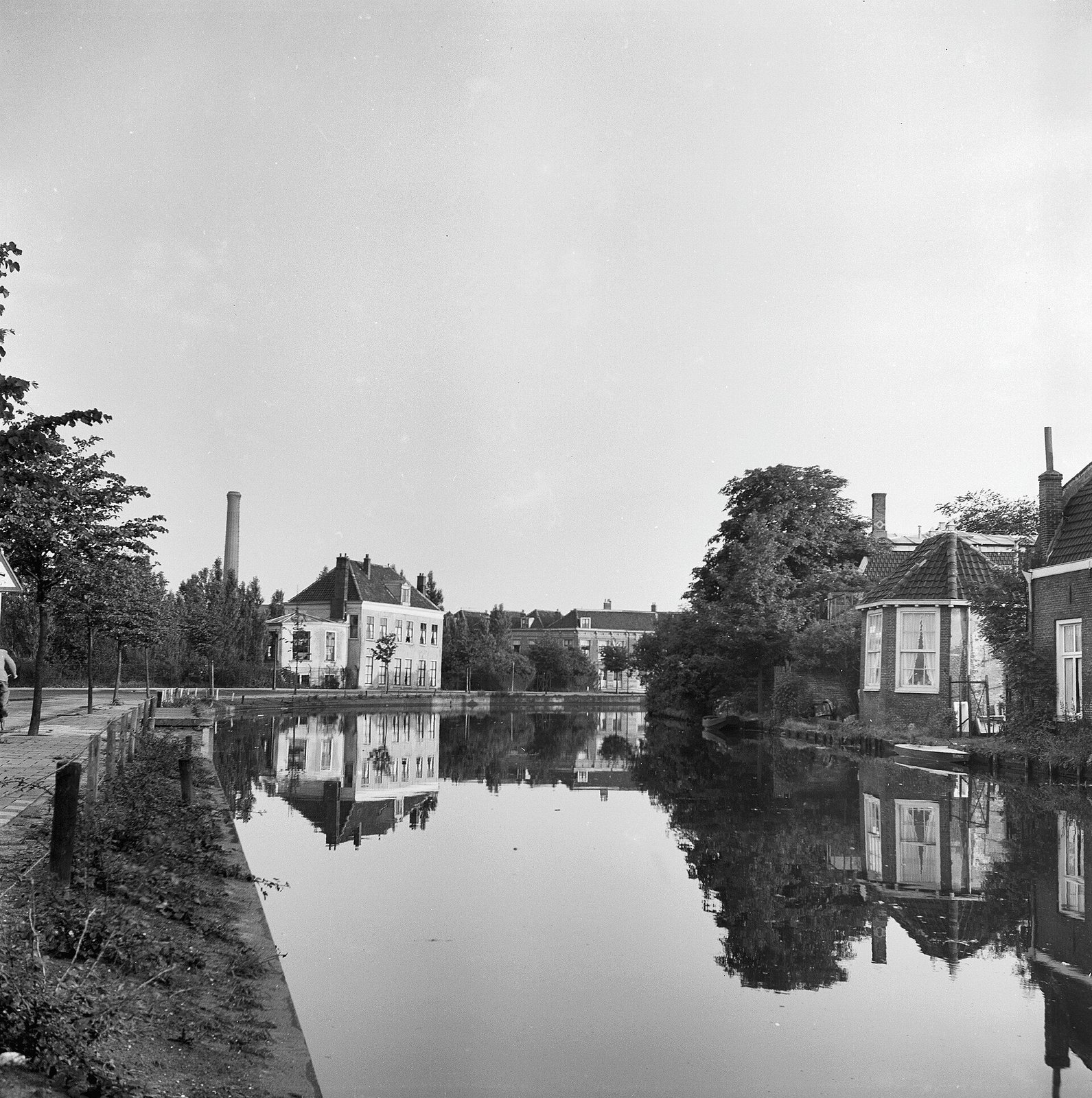 Oude koepel (speelhuis) aan de Haarlemmervaart, zijde Maredijk, augustus 1956.