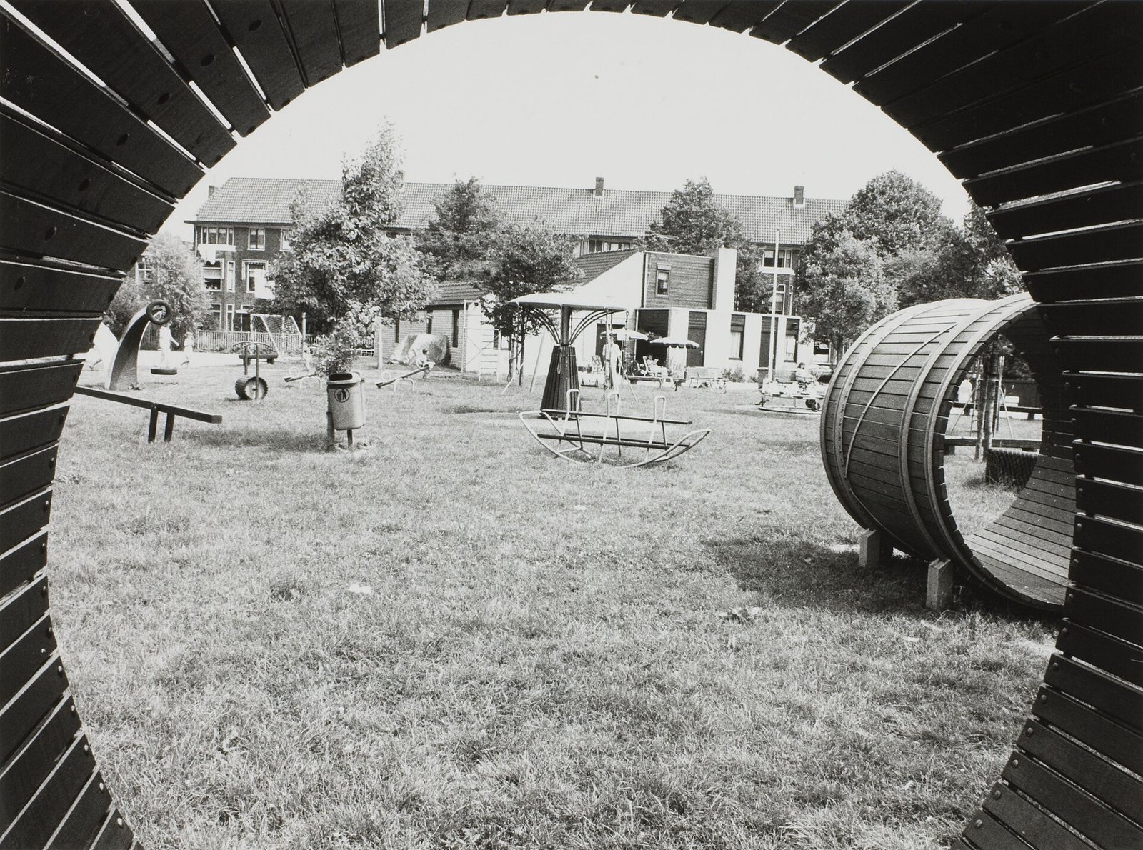 Speeltuin Rondom de Maredijk aan de Schutterstraat, met op de achtergrond huizen aan de Maredijk, augustus 1989.