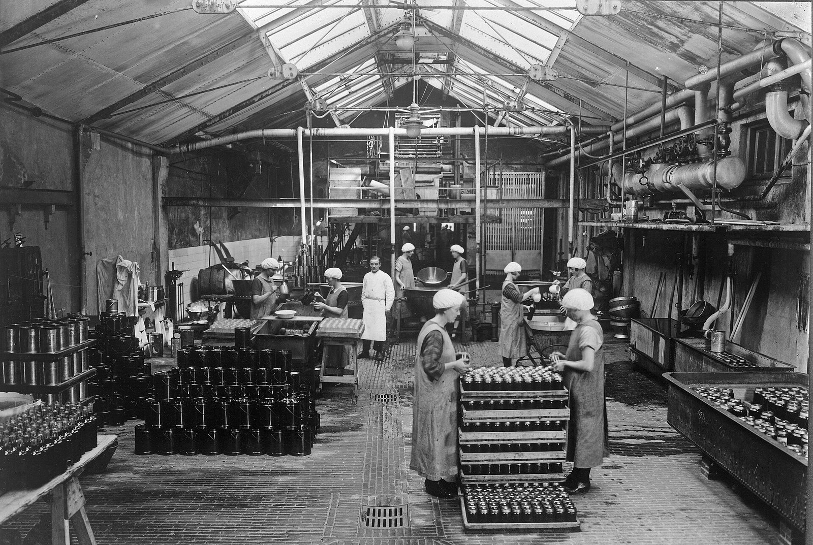 Medewerkers aan het werk in de suikerwerkenfabriek aan de Morsweg 50-58a, voorheen Gebroeders Pel, tussen 1920 en 1930.