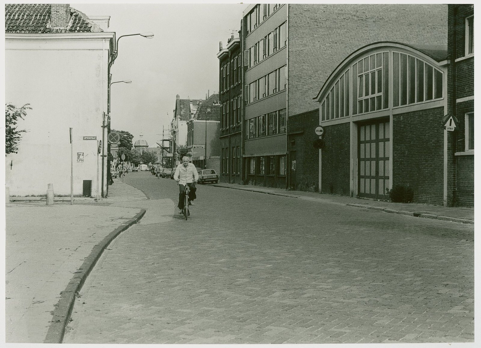 De Morsweg ter hoogte van de Lopsenstraat naar het oosten, met de studentenflat in de voormalige suikerwerkenfabriek en in de verte de Morspoort, 1979.