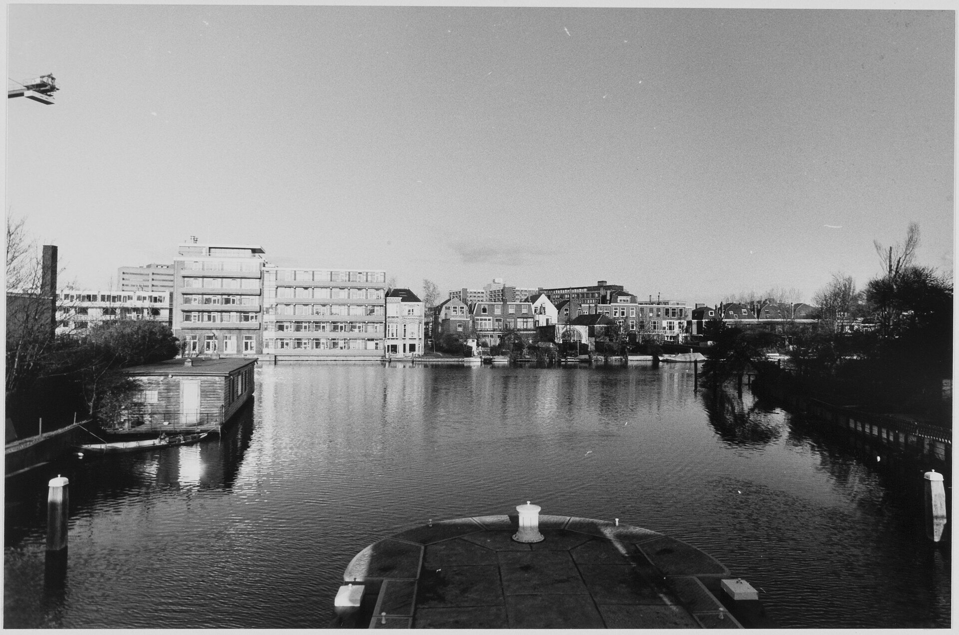 Gezicht op de Trekvliet bij het Galgewater met de achtergevels van de huizen aan de Morsweg, 1987.