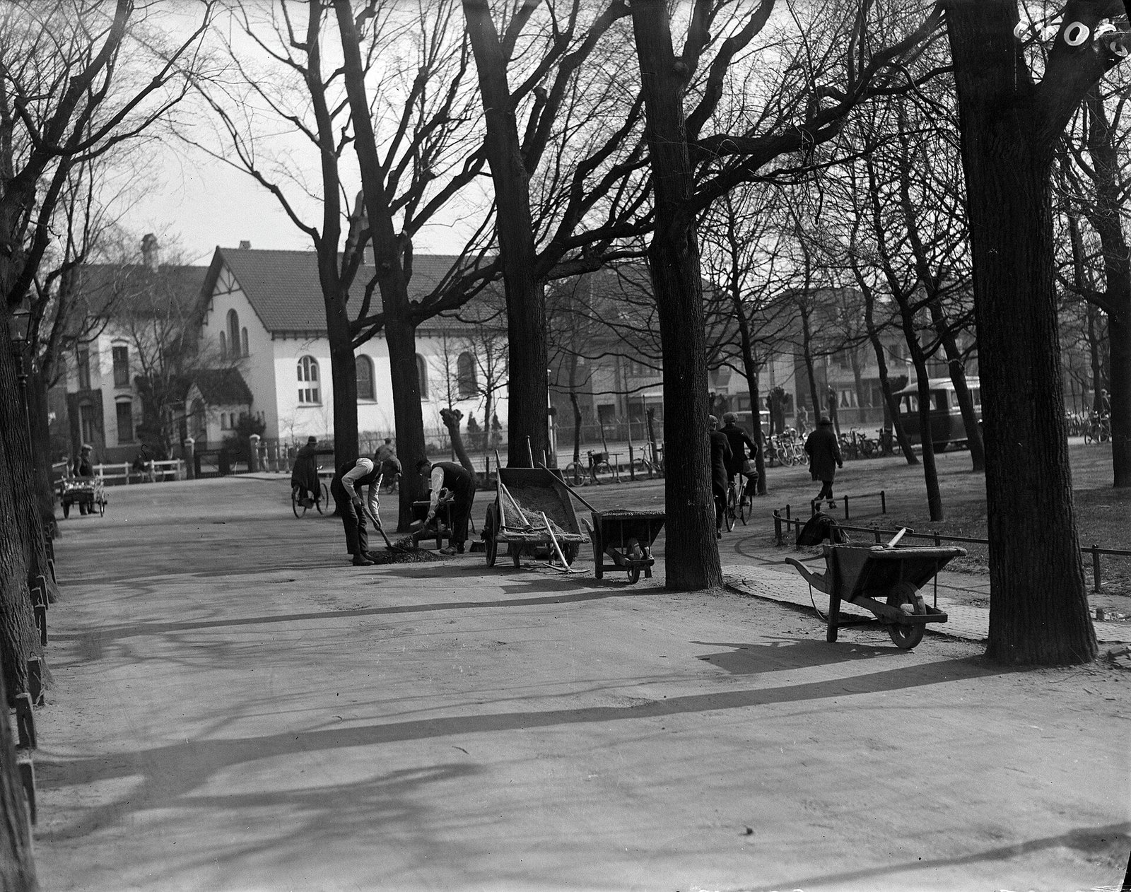 De Zoeterwoudsesingel met op de achtergrond de Oud-Katholieke Kerk, 6 april 1933.