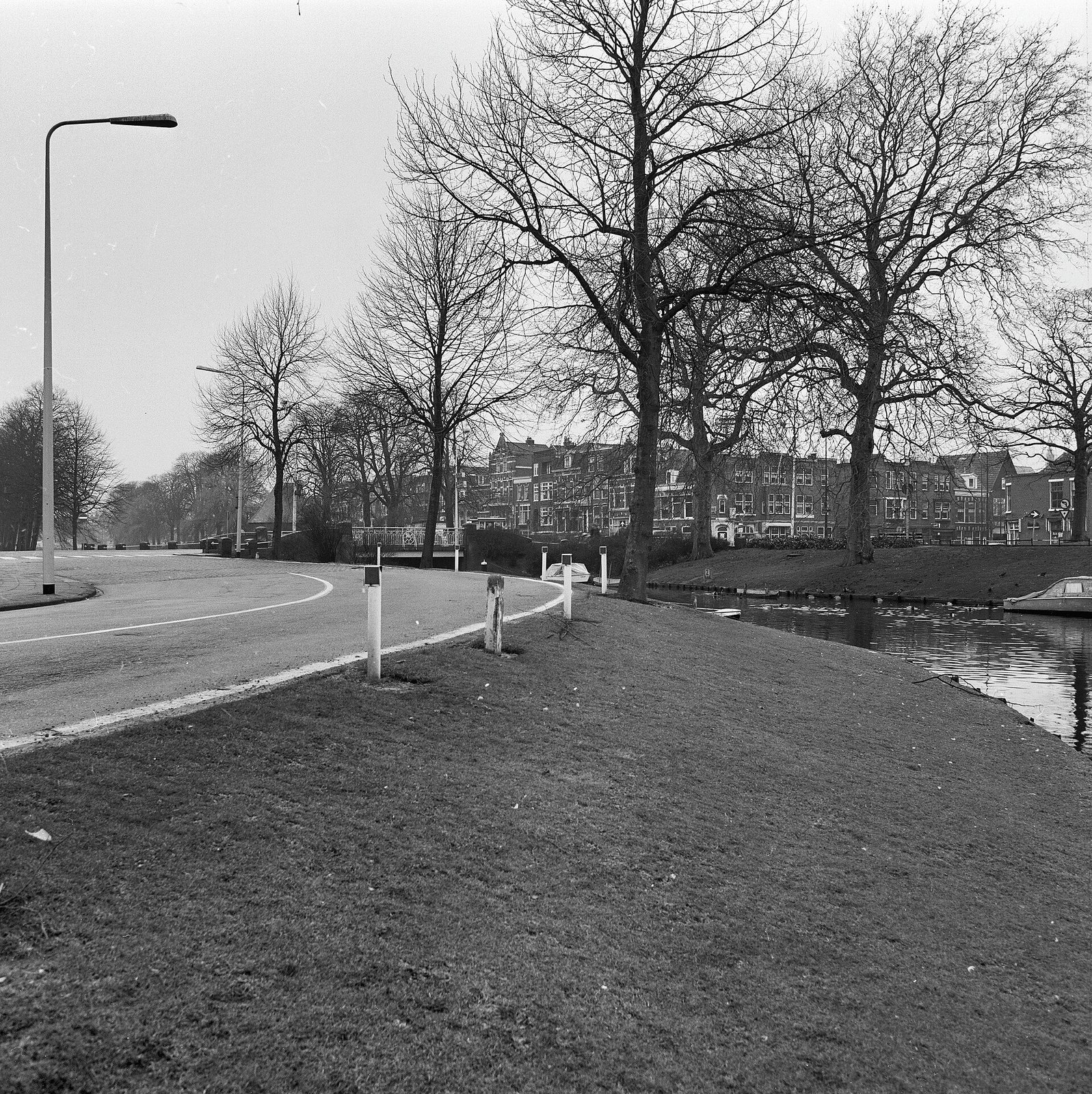 De Zoeterwoudsesingel naar de Jan van Houtbrug, maart 1973.