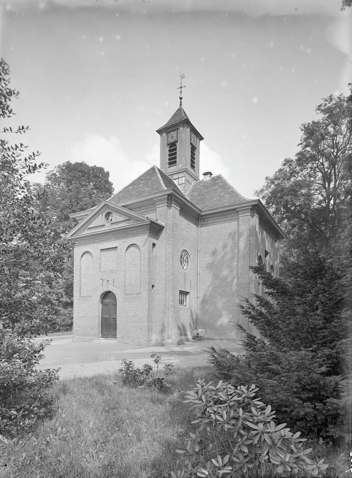De Hervormde kerk aan het Noordereinde, gebouwd in 1657-1658 naar ontwerp van Daniël Stalpaert, in augustus 1927.