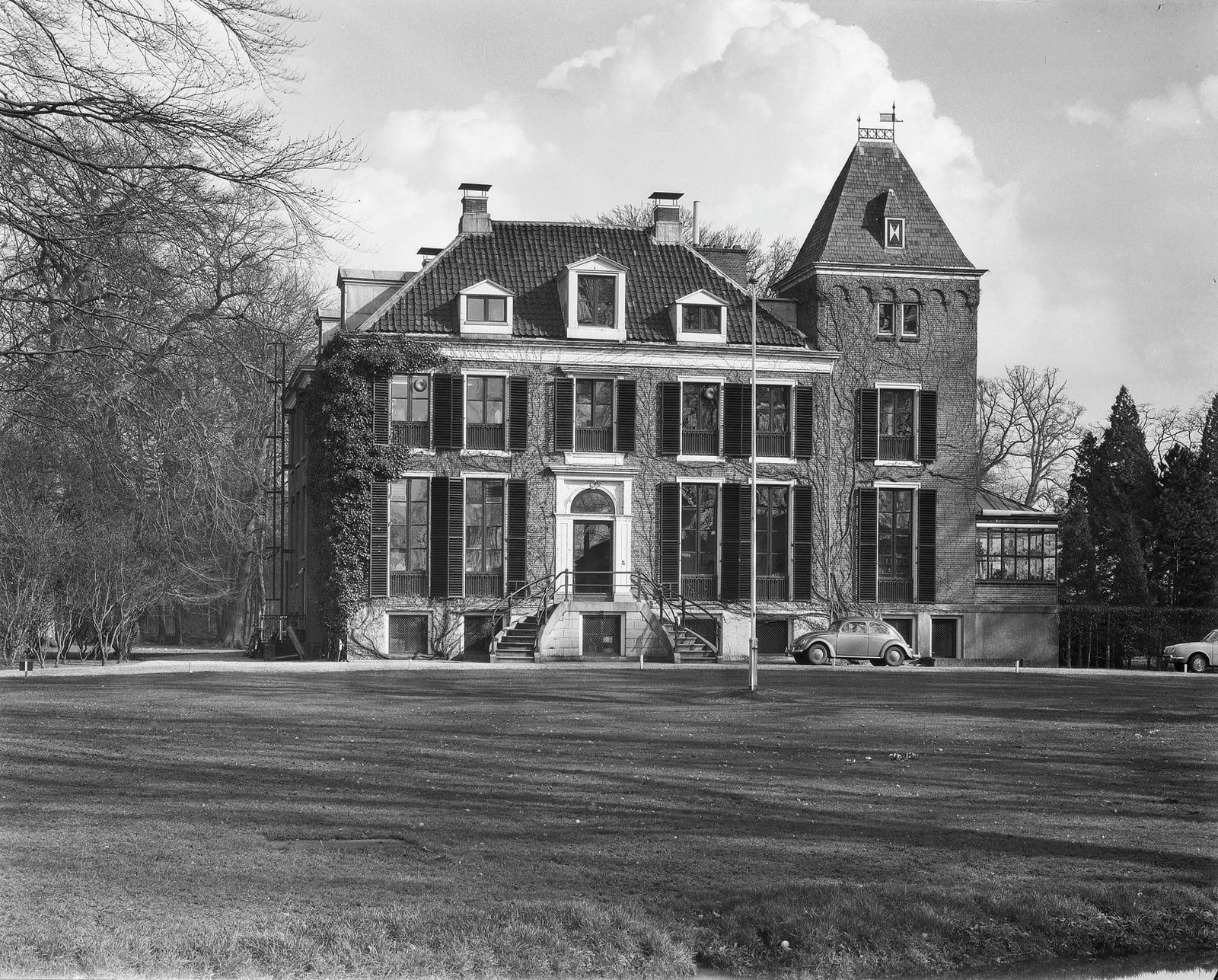 Buitenplaats Boekesteyn aan het Noordereinde in 1958, toen er een laboratorium van Philips-Duphar gevestigd was.