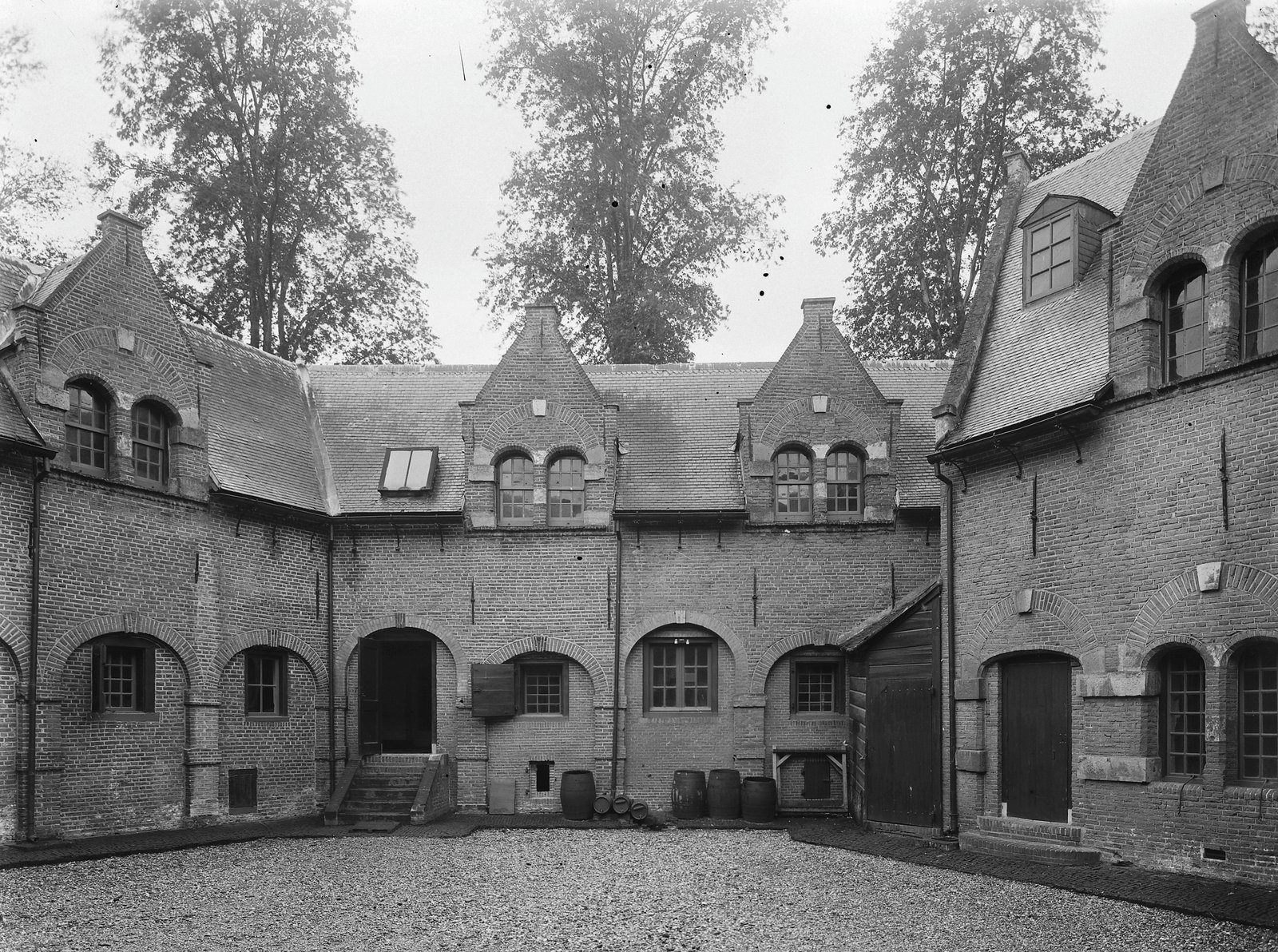 De zeshoekige binnenplaats van het zeventiende-eeuwse Kruithuis aan de Citadellaan 7 in 's-Hertogenbosch, gepubliceerd in het tijdschrift Buiten (1924)