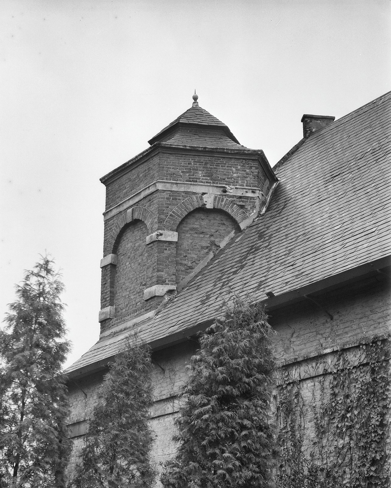 Hoektorentje met oorlogsbeschadiging van het Kruithuis aan de Citadellaan 7 te 's-Hertogenbosch vóór de restauratie (november 1959)