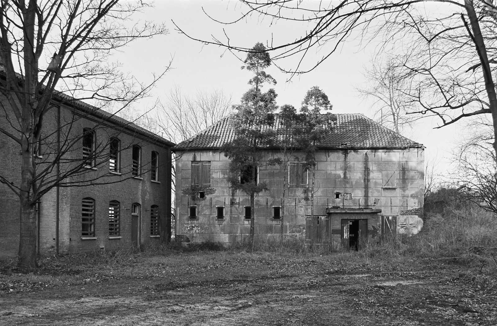 Overzicht van de kazernegebouwen van de Citadel tegenover de Citadellaan in 's-Hertogenbosch aan de vooravond van de grote restauratie (december 1979)