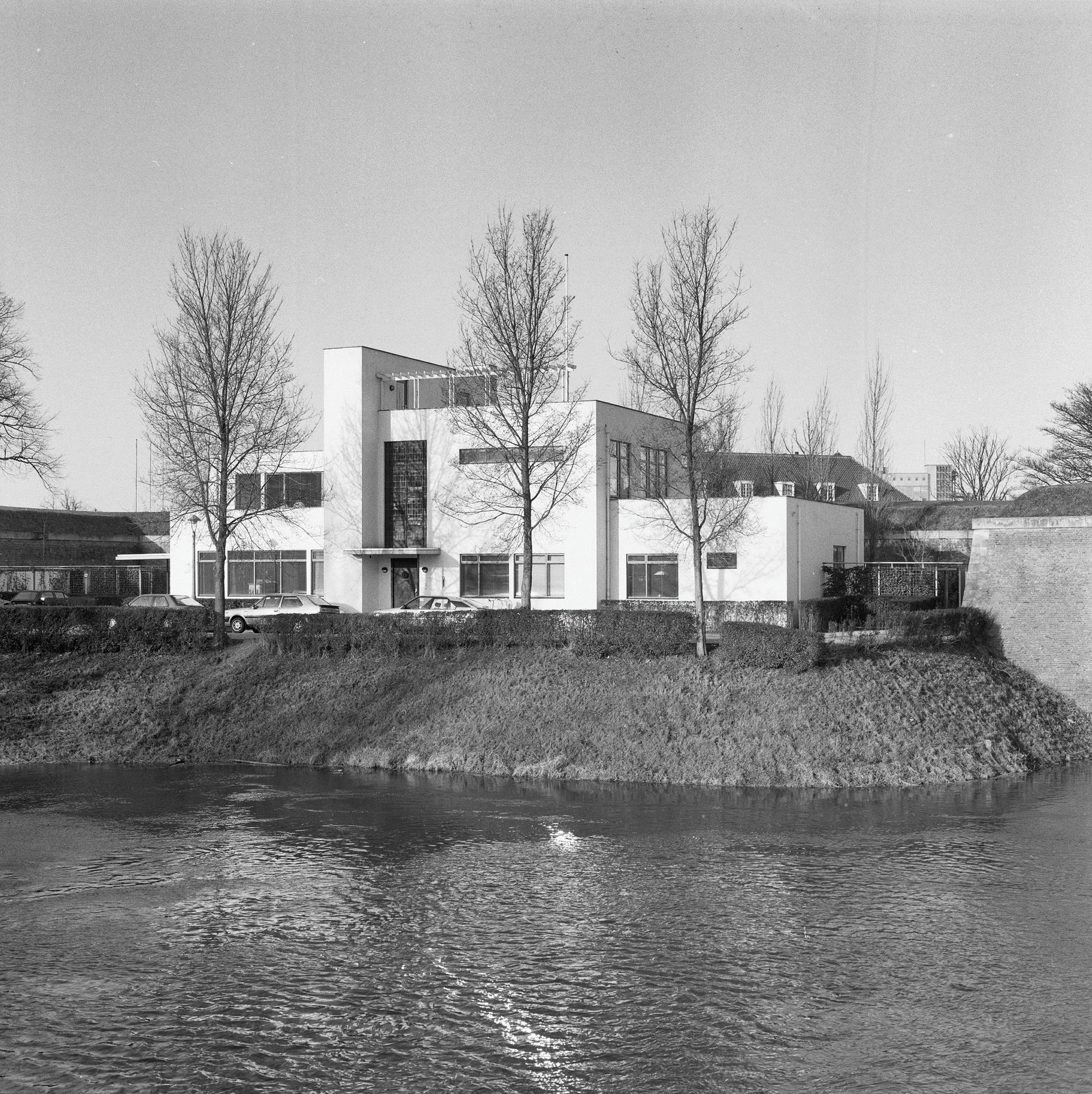 Voorgevel van het voormalige tuberculose-consultatiebureau Het Witte Huis uit 1933-1934 in de stijl van het Nieuwe Bouwen op Citadellaan 24 (februari 1993)