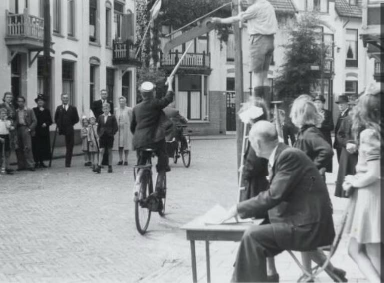 Ringsteken op de fiets in de Molenstraat tijdens de viering van Koninginnedag 1945.