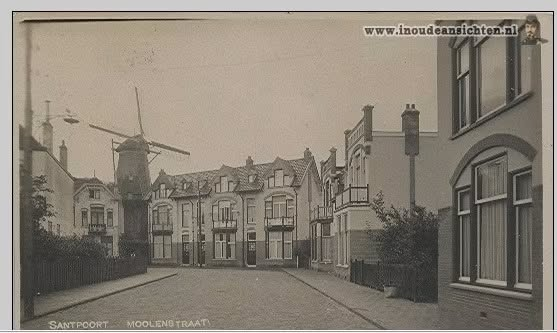 Ansichtkaart Santpoort - Moolenstraat, met de molen en de villablokken, begin twintigste eeuw (jaar onbekend).