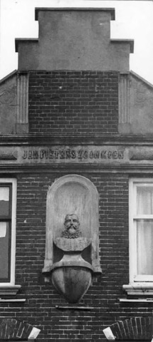 De voorgevel van het pand met het borstbeeld van Jan Pieterszoon Coen (nummer 127/127a), 1964.