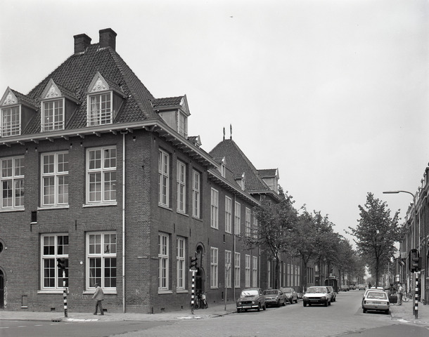 De Jan Pieterszoon Coenstraat bij de huizen vanaf nummer 60, met links de R.K. Mavo Merwede, 1989.