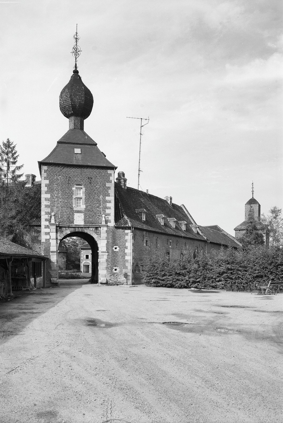 Buitengevel en hoektoren van Kasteel Cortenbach aan de noordzijde van de Heerlerweg in Voerendaal (juni 1975)
