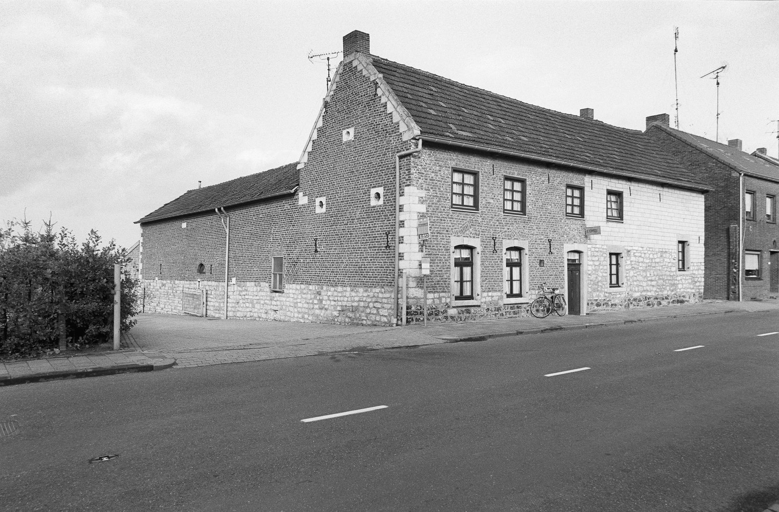 Voorgevel en linker zijgevel van de achttiende-eeuwse hoeve I gen Tesch uit 1781 aan de Heerlerweg 103 in Kunrade-Voerendaal (oktober 1986)
