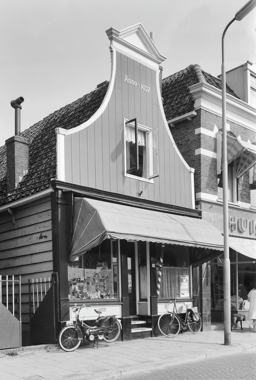 Het houten huis met ingezwenkt voorschot en fronton op Zuiddijk 53, uit de eerste helft van de negentiende eeuw, in oktober 1964.