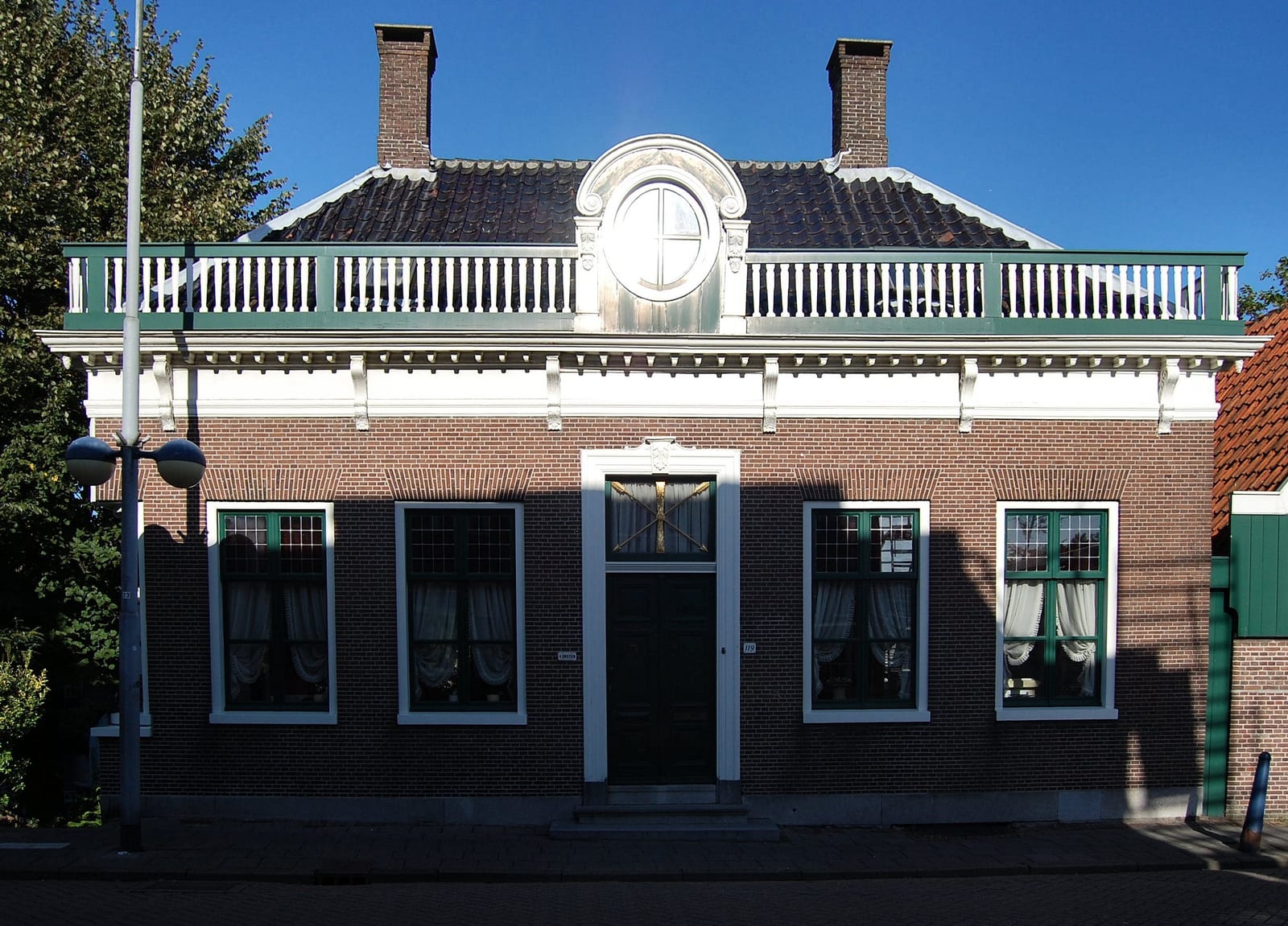 Het bakstenen woonhuis op Zuiddijk 119, uit de eerste helft van de negentiende eeuw, in 2010.