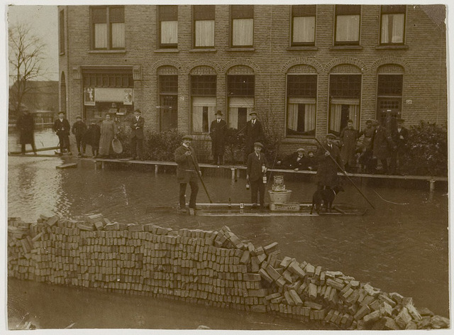 Overstroming bij de splitsing van de Deventerweg en de Weg naar Laren te Zutphen door hoogwater via de Baakse Overlaat, rond 1920.