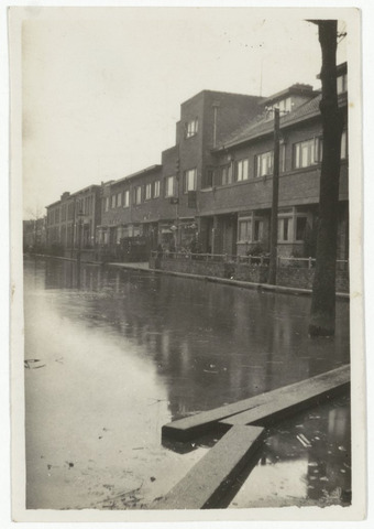 Bewoners waden en varen door de ondergelopen Weg naar Laren tijdens de watersnood van het midden van de jaren twintig.