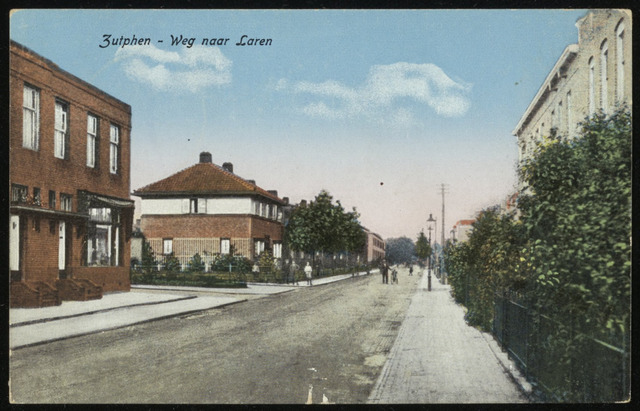 De Weg naar Laren gezien vanaf de kruising met de Deventerweg, prentbriefkaart 1930.