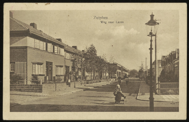 Gezicht in de met kastanjebomen omzoomde Weg naar Laren (destijds ook Kastanjelaan genoemd) ter hoogte van de Hemonystraat, 1945.