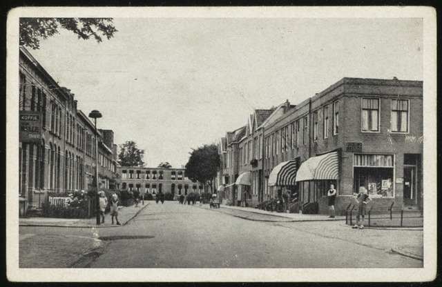 De Weg naar Laren in 1952, met links tussen het groen het gebouw van de Keuringsdienst van Waren (nr. 13) tegenover de Praebsterkamp.